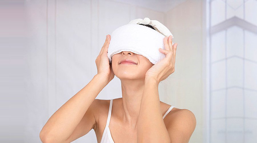 Một cách làm giảm mỏi mắt hiệu quả khác mà các bác sĩ khuyến cáo nữa chính là chườm ấm. Cách chườm ấm này giúp cho các tuyến ở mi mắt dễ lưu thông hơn và giúp mắt thoải mái, giảm mệt mỏi hiệu quả.